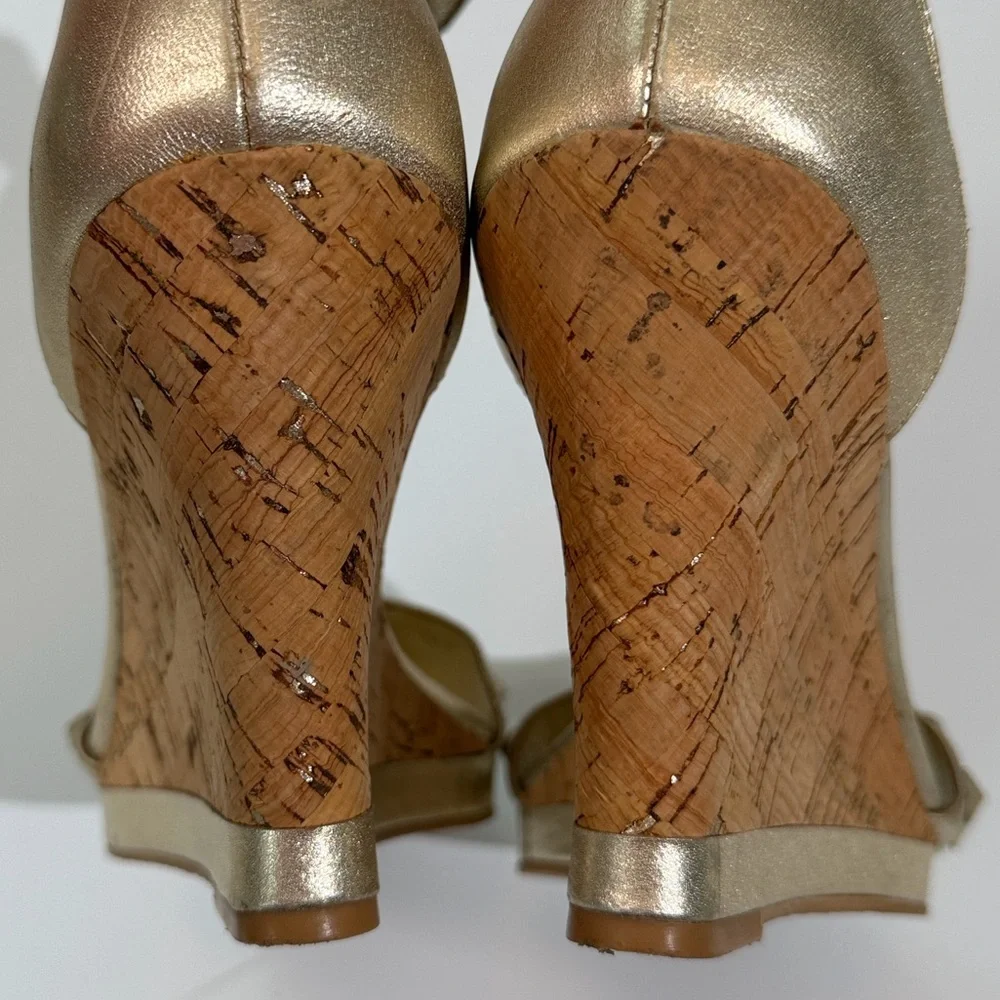 Lilly Pulitzer Sydney Wedge Heel Sandal Size 9.5. Gold Studded Metallic EUC